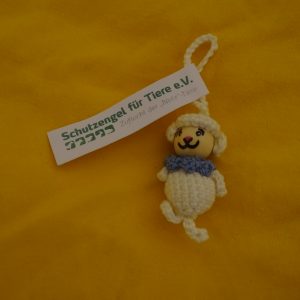 Schaf-Glückswürmchen aus veganer "Wolle" mit Füßen und blauem Halstuch