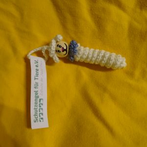 Schaf-Glückswürmchen aus veganer "Wolle" mit blauem Halstuch