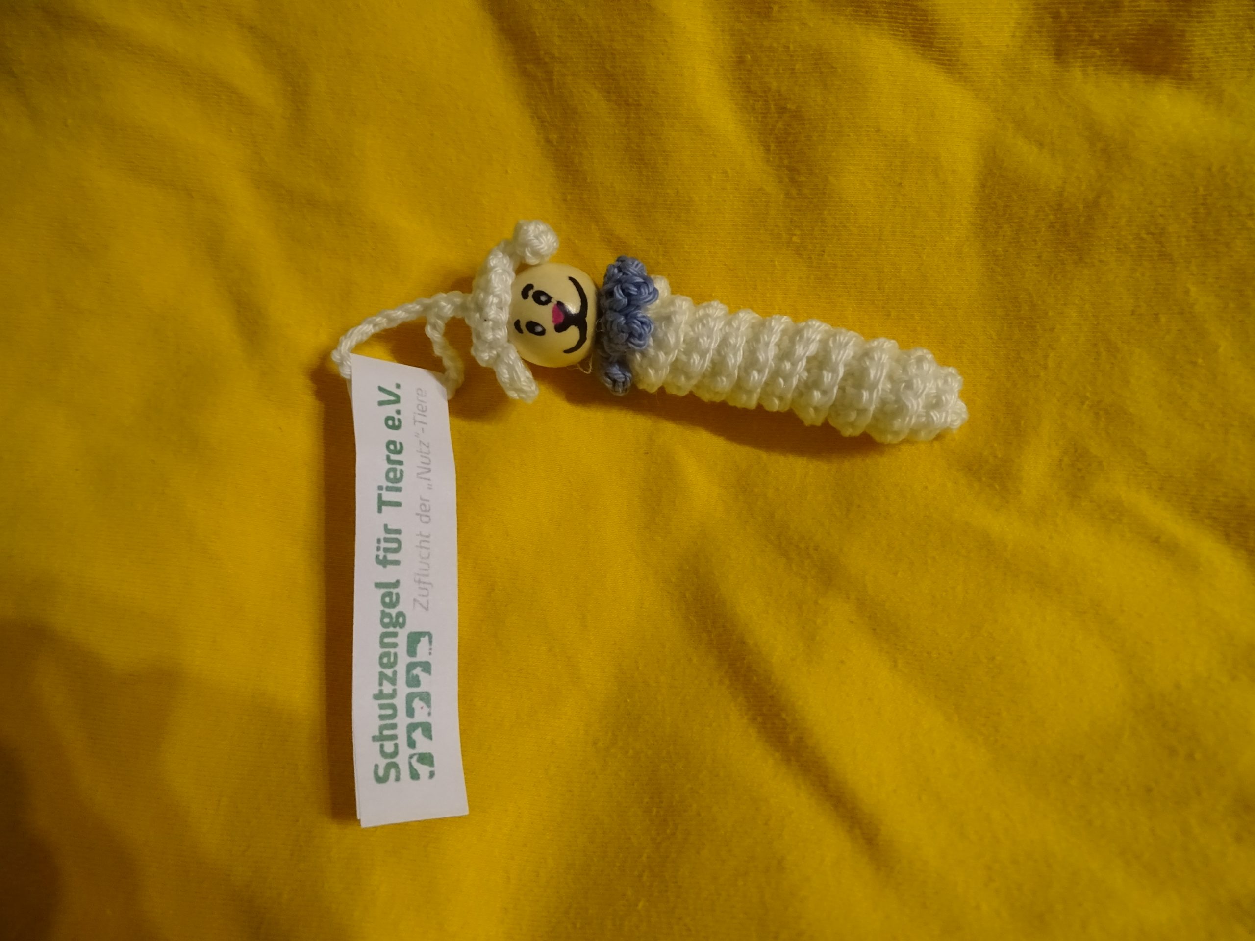 Schaf-Glückswürmchen aus veganer "Wolle" mit blauem Halstuch