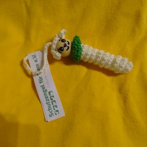 Schaf-Glückswürmchen aus veganer "Wolle" mit grünem Halstuch