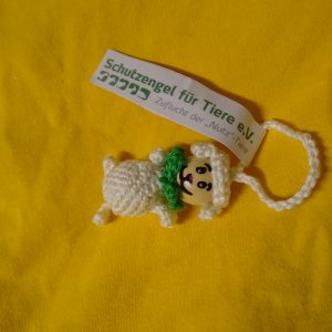 Schaf-Glückswürmchen aus veganer "Wolle" mit Füßen und grünem Halstuch