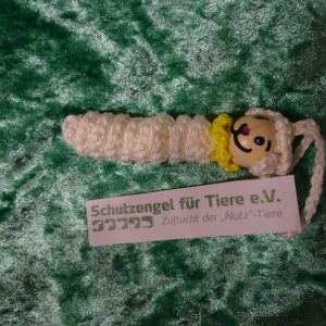 Schaf-Glückswürmchen aus veganer "Wolle" mit gelbem Halstuch