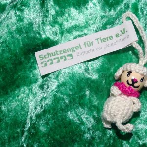 Schaf-Glückswürmchen aus veganer "Wolle" mit Füßen und pinkem Halstuch