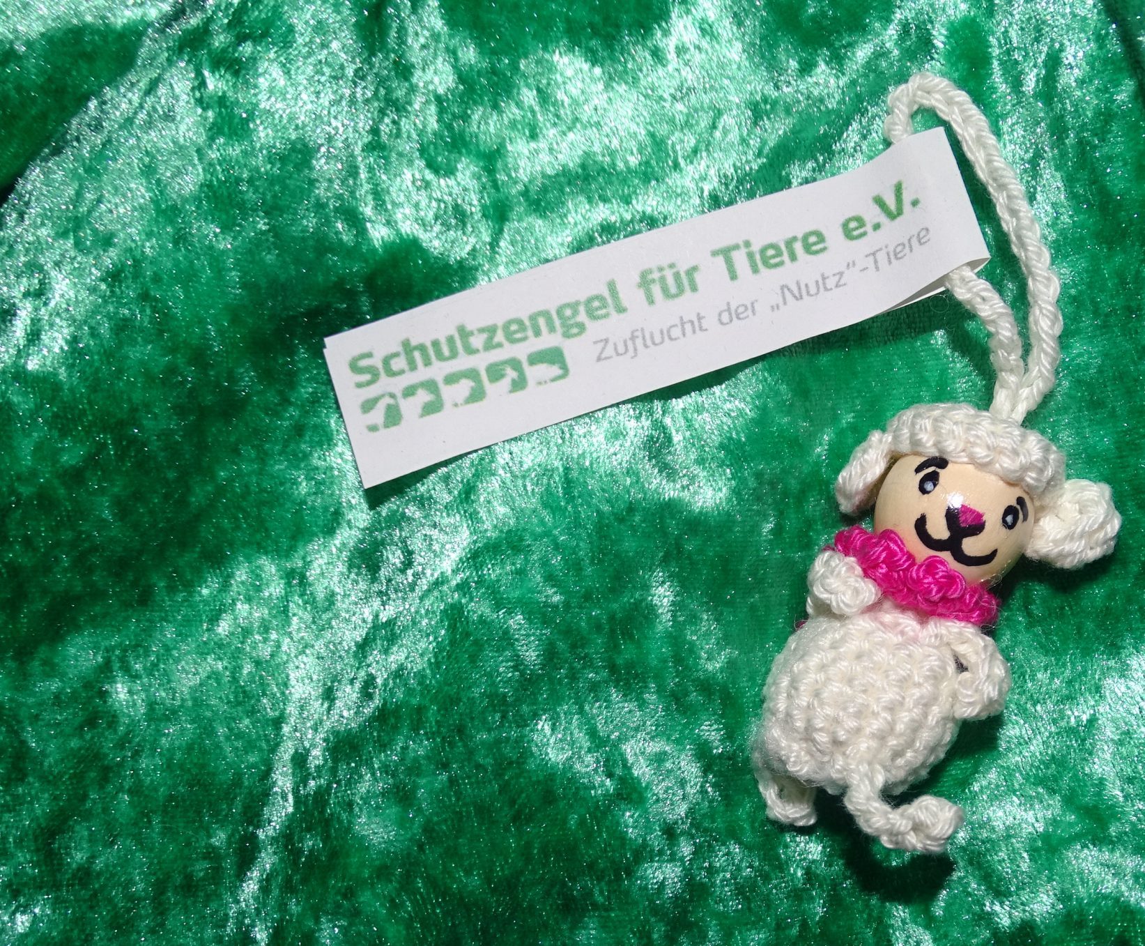 Schaf-Glückswürmchen aus veganer "Wolle" mit Füßen und pinkem Halstuch