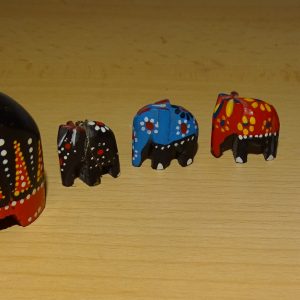 Lustige Elefantenherde aus Holz