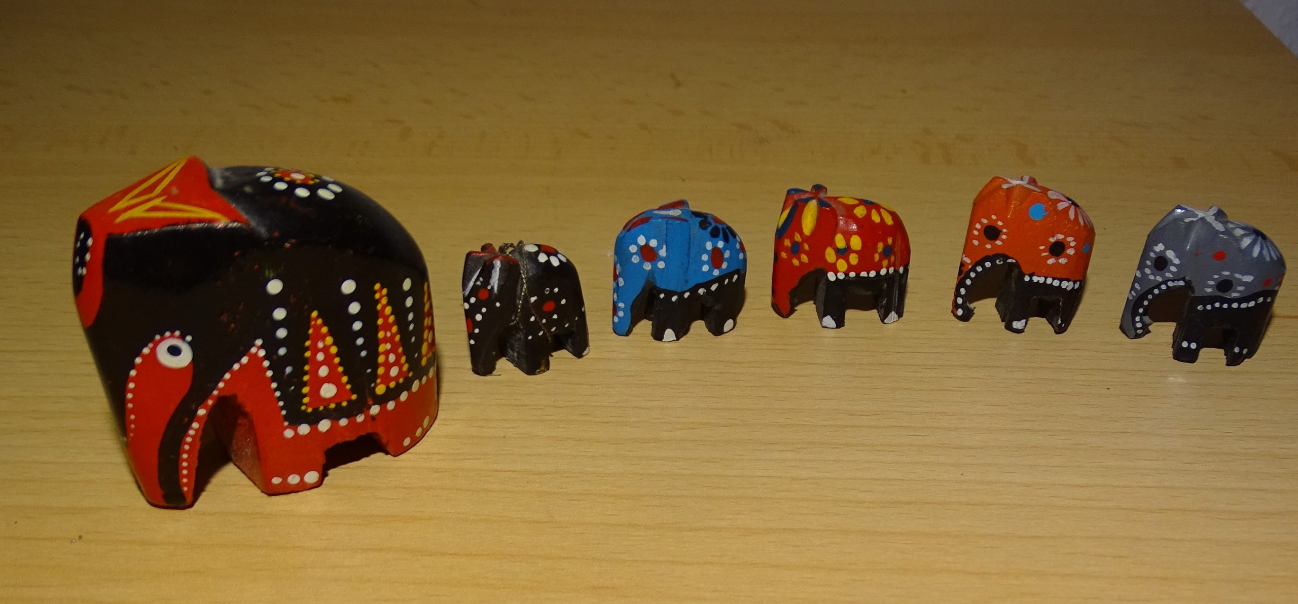 Lustige Elefantenherde aus Holz