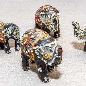 Vier aparte perlenbesetzte Elefanten